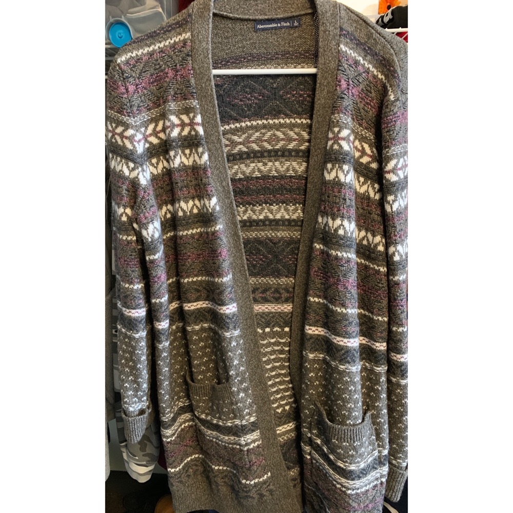 Longe-sleeve, patterned cardigan.